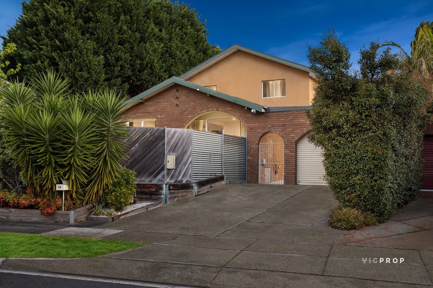 4 bedrooms House in 36 Dumfries Way WANTIRNA VIC, 3152