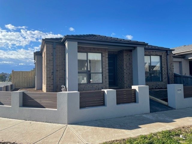 3 bedrooms House in 1 St Martin Way PAKENHAM VIC, 3810