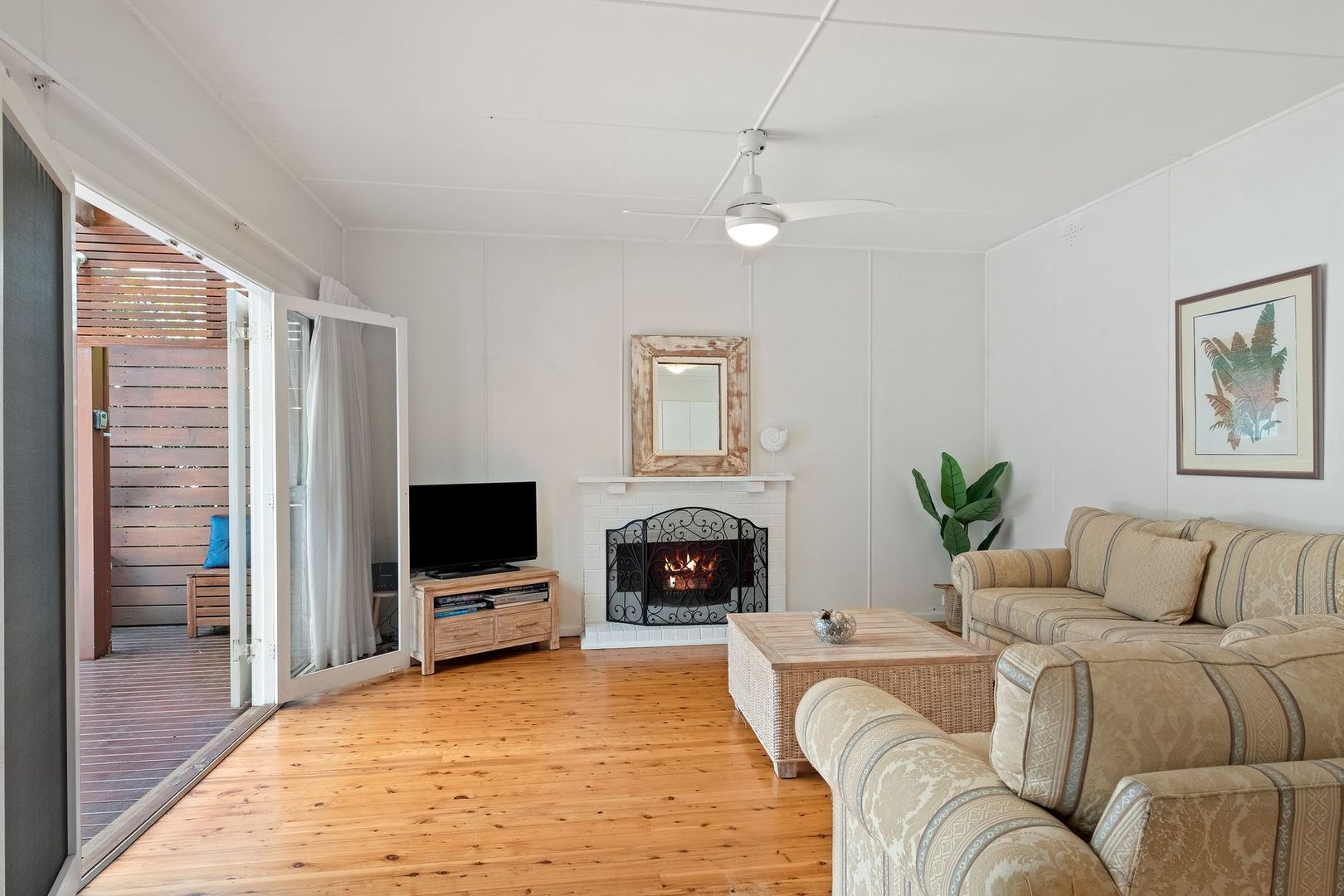 6 Lakeside Drive, Macmasters Beach NSW 2251, Image 2