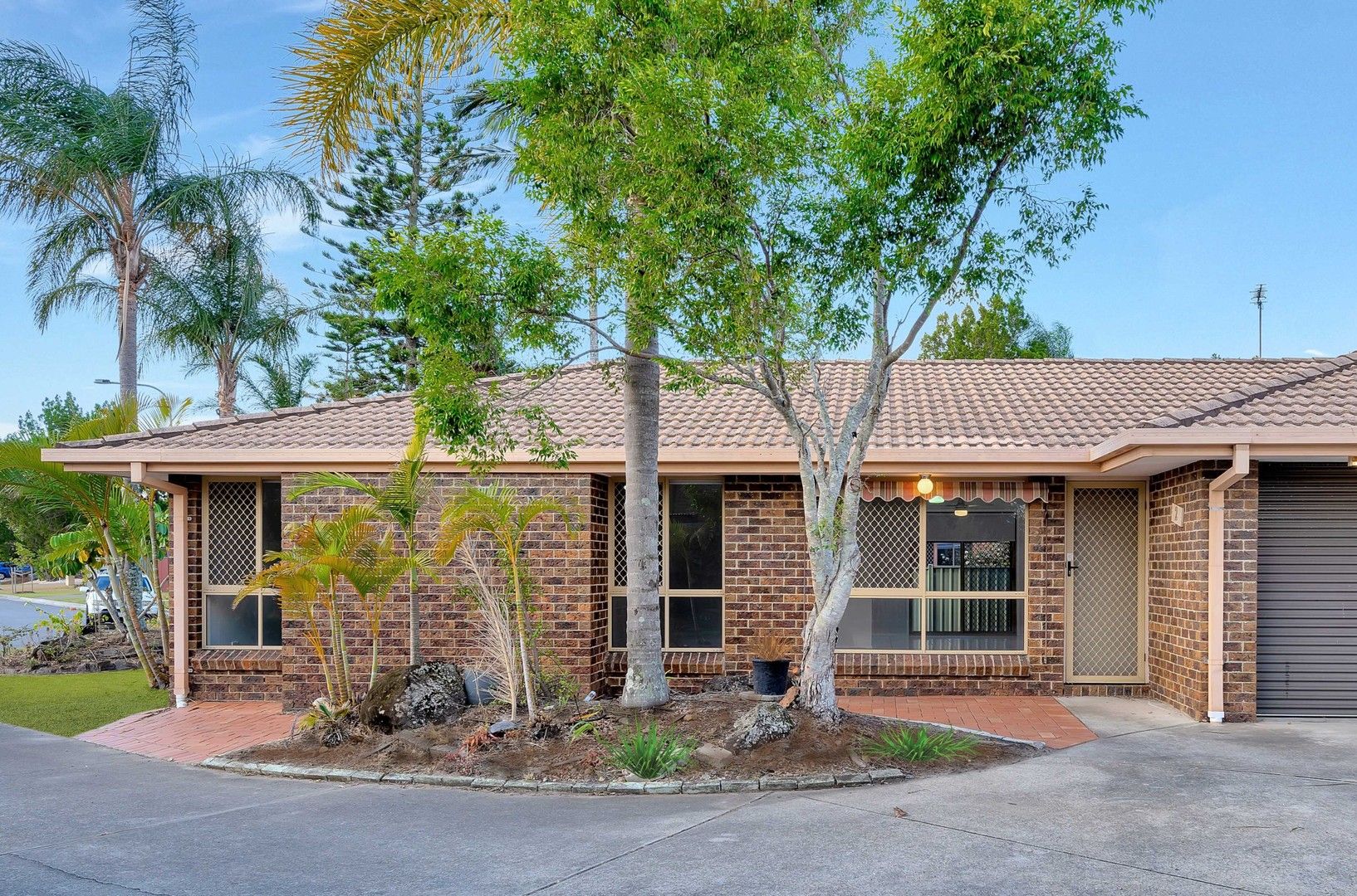 3 bedrooms Duplex in 2/24 Kangaroo Avenue COOMBABAH QLD, 4216