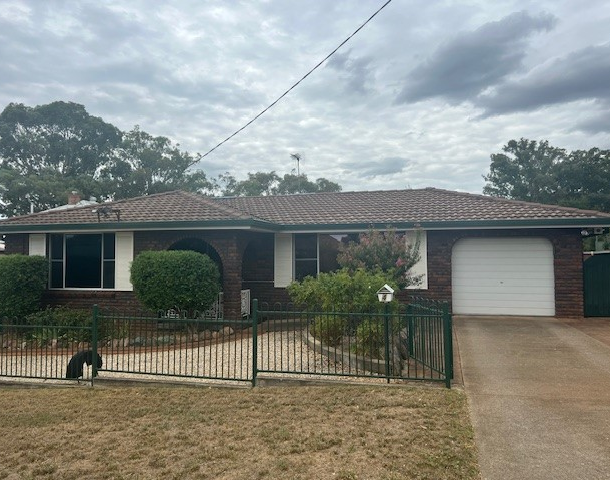 4 Upper Street, North Tamworth NSW 2340