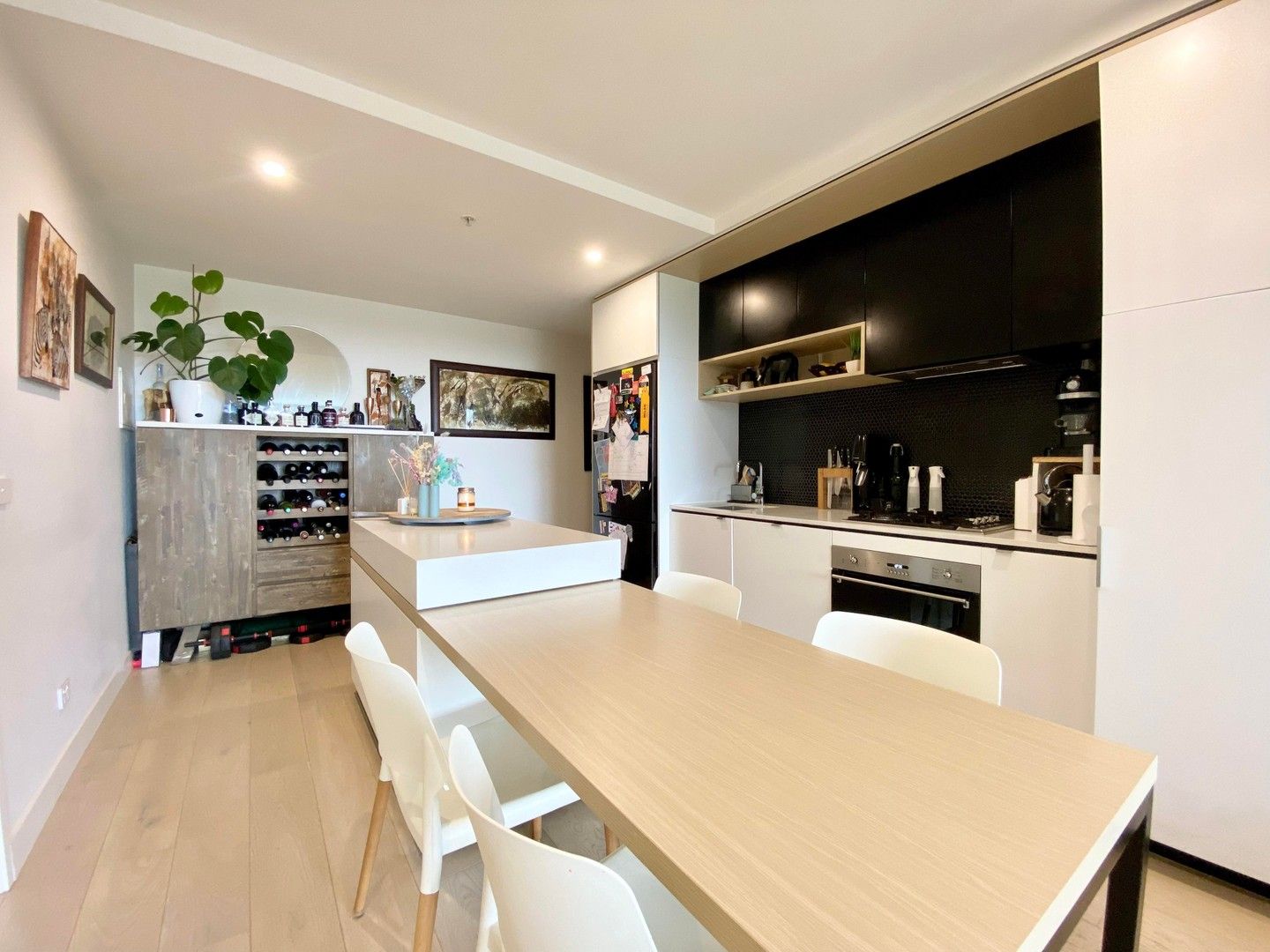 2 bedrooms Apartment / Unit / Flat in 301/5-7 Nepean Highway ELSTERNWICK VIC, 3185