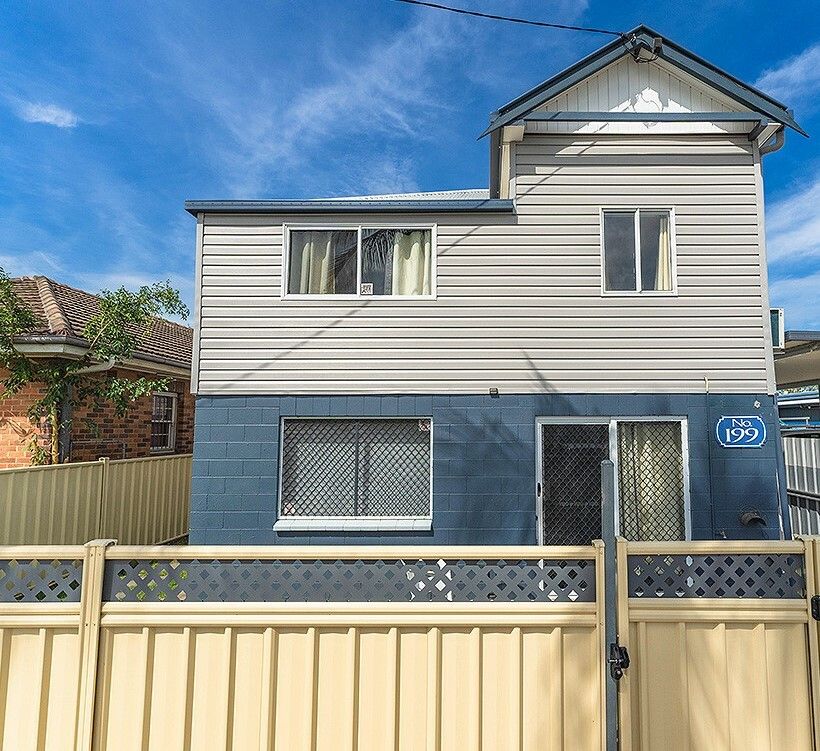 3 bedrooms House in 199 Denison St ROCKHAMPTON CITY QLD, 4700