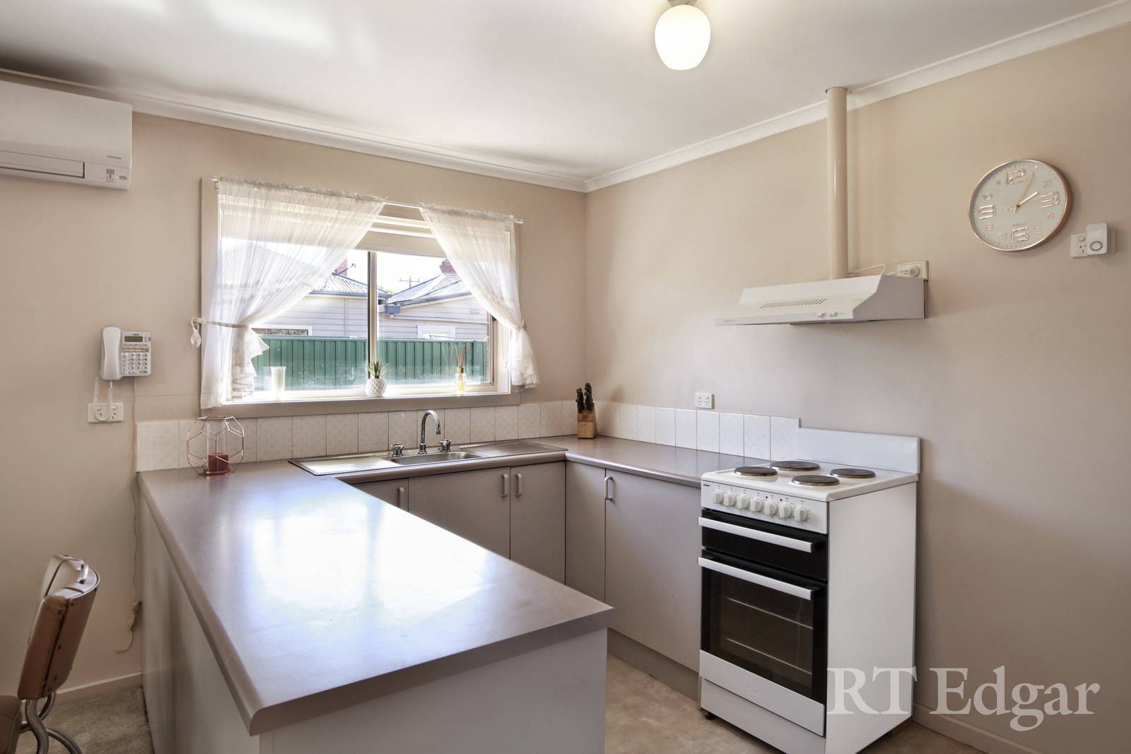 2/1 Pohlman Street, Kyneton VIC 3444, Image 2