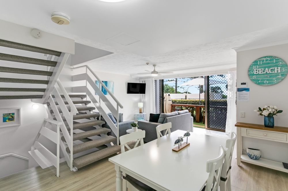 4/190 Marine Parade, Rainbow Bay QLD 4225, Image 2