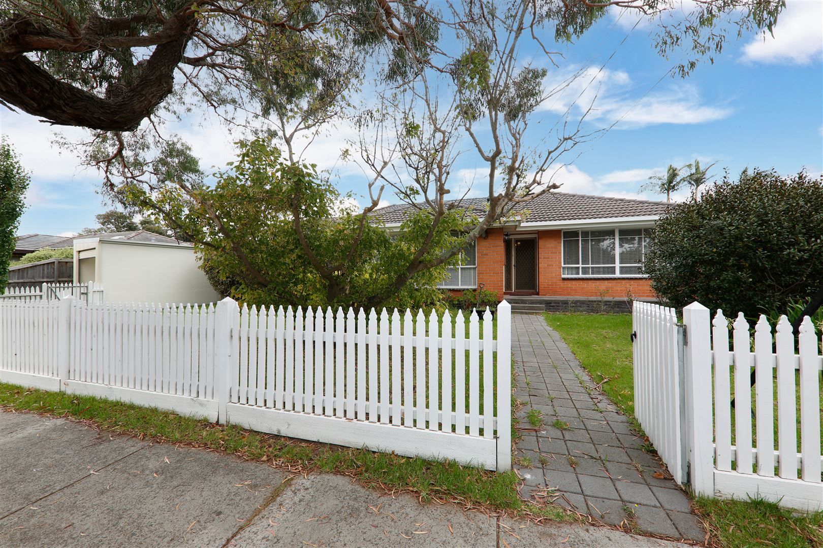 4 bedrooms Apartment / Unit / Flat in 1/6 Cambridge Drive GLEN WAVERLEY VIC, 3150