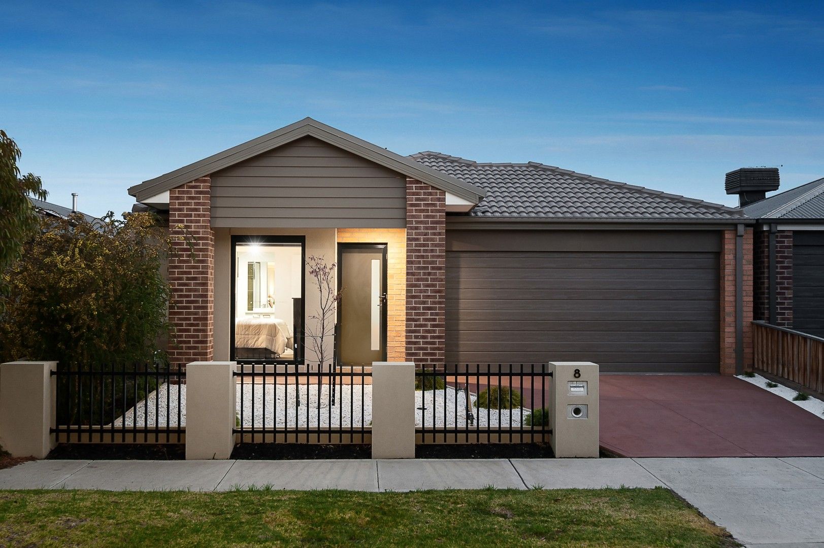 3 bedrooms House in 8 Armidale Drive PAKENHAM VIC, 3810