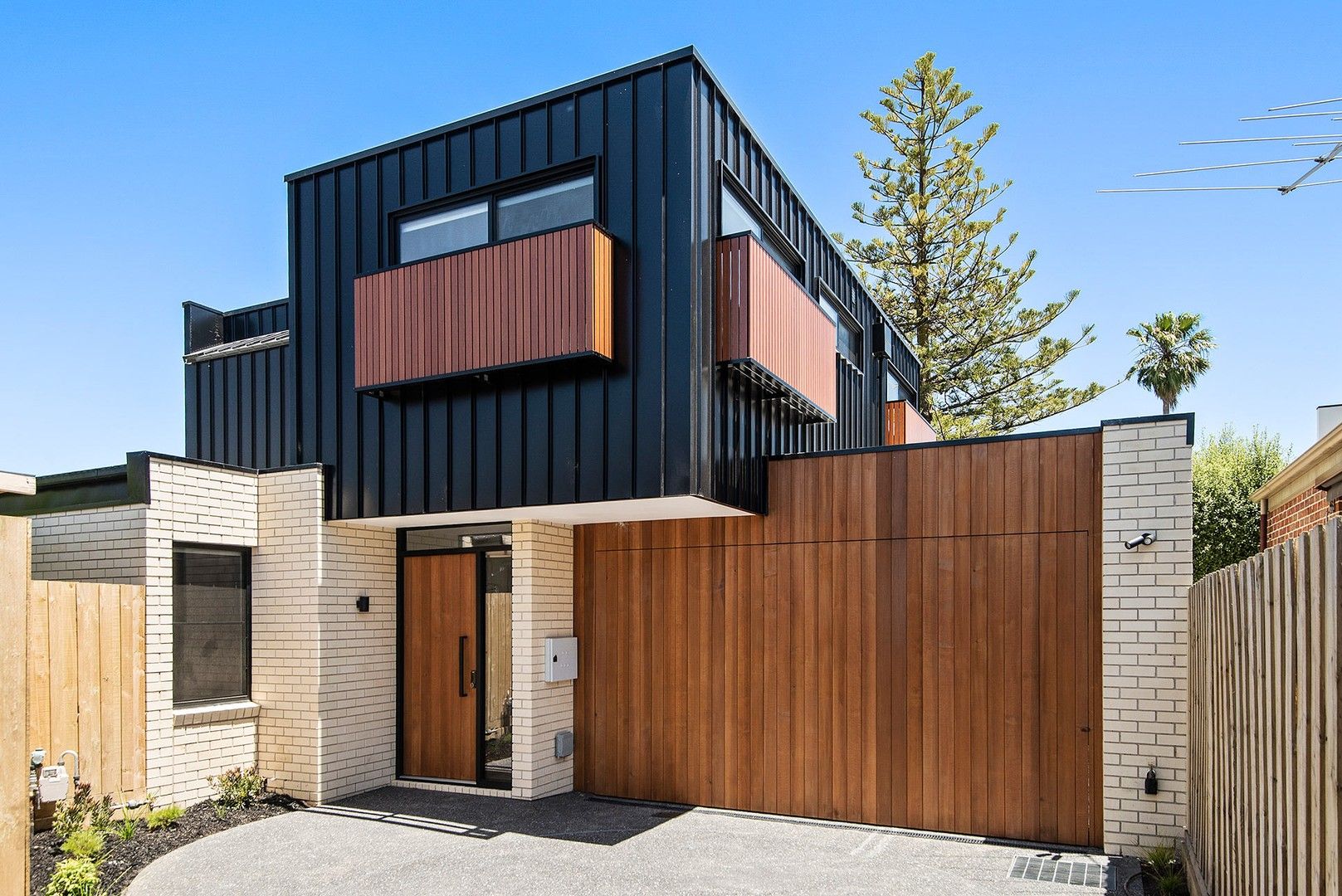 4 bedrooms Townhouse in 640B Hawthorn Road BRIGHTON EAST VIC, 3187