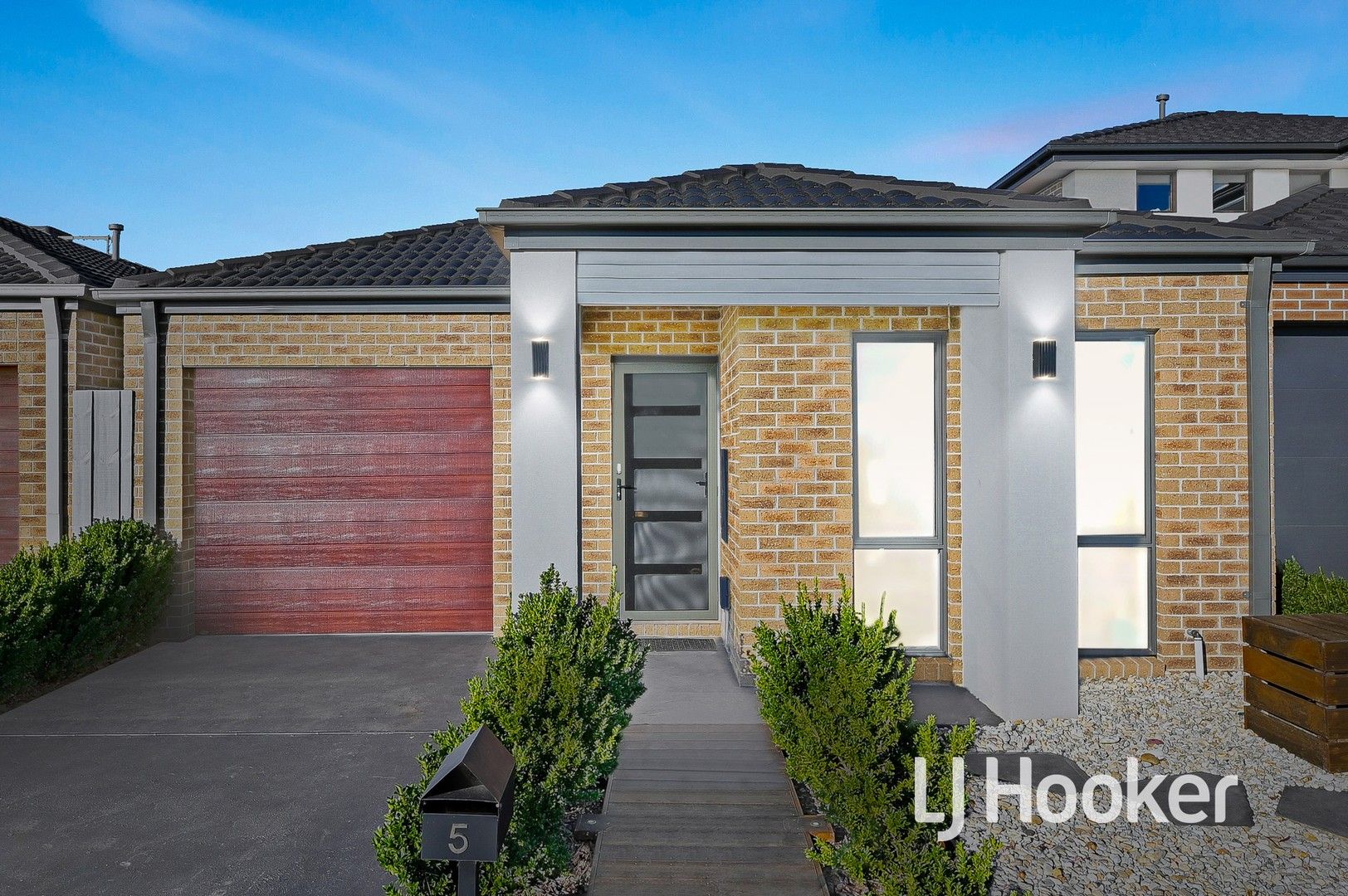 5 Orleana Way, Clyde North VIC 3978, Image 0