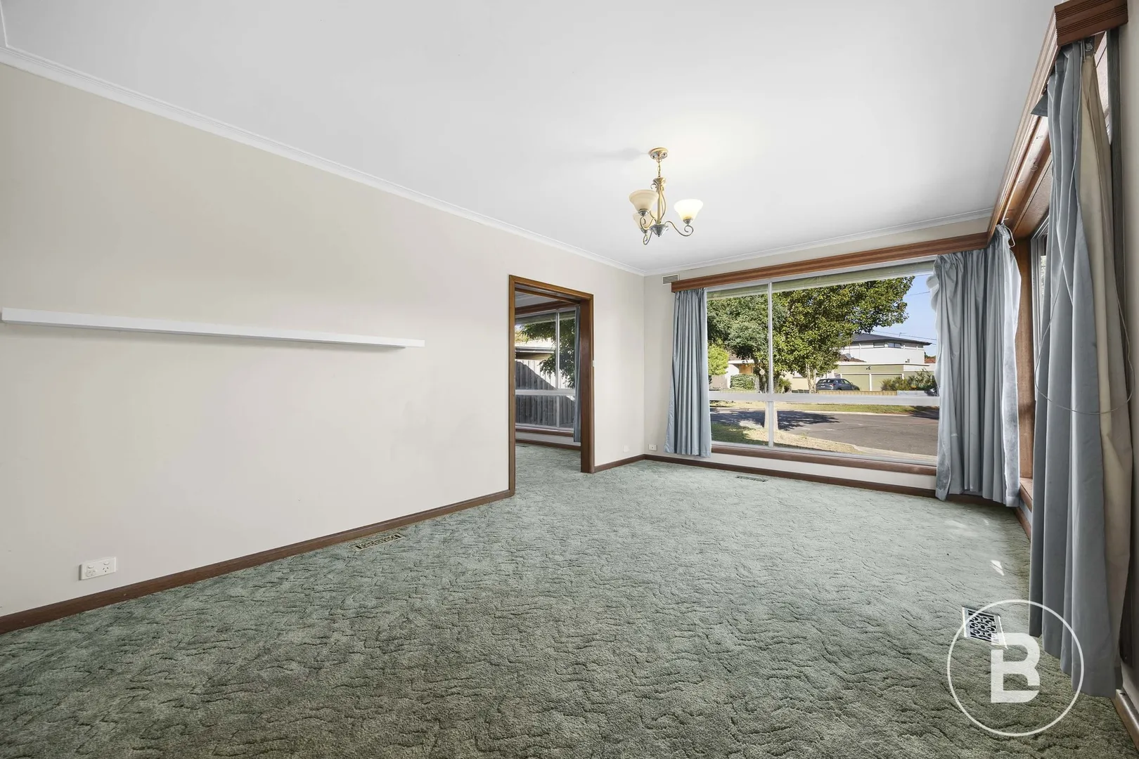 FOUR BEDROOM BRICK HOME BETWEEN LAKE AND BALLARAT GRAMMAR - View 6