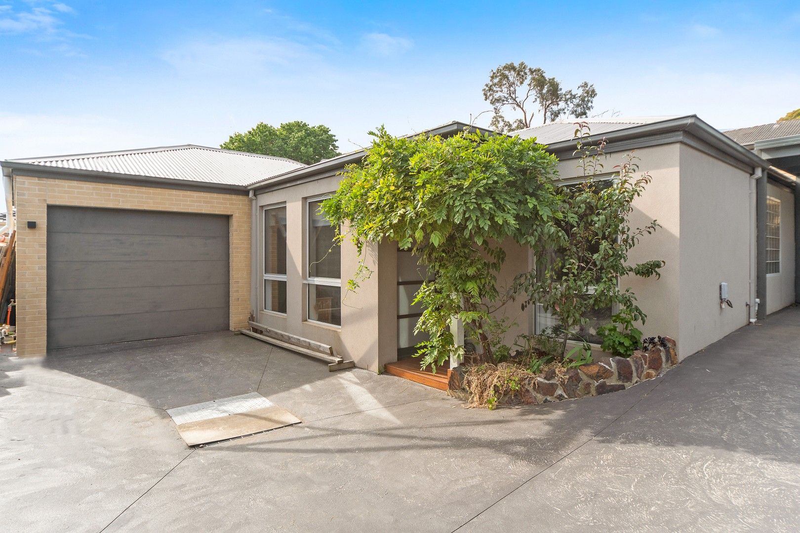 3 bedrooms Townhouse in 2/17 Jolly Street FRANKSTON VIC, 3199