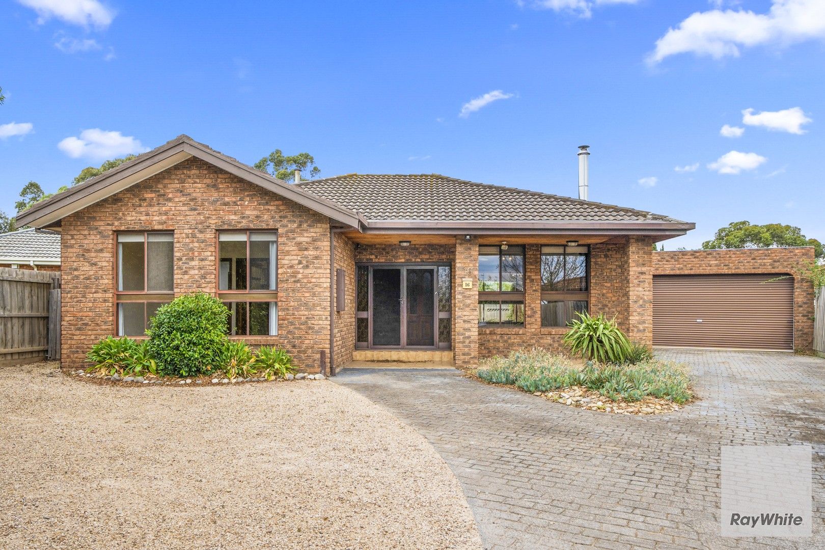 3 bedrooms House in 16 Bremen Court KEILOR DOWNS VIC, 3038
