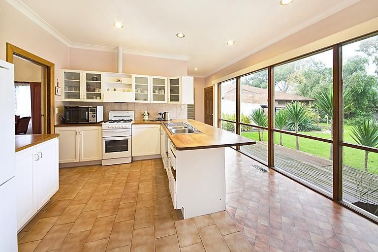 25 Turner Avenue, GLEN HUNTLY VIC 3163, Image 2