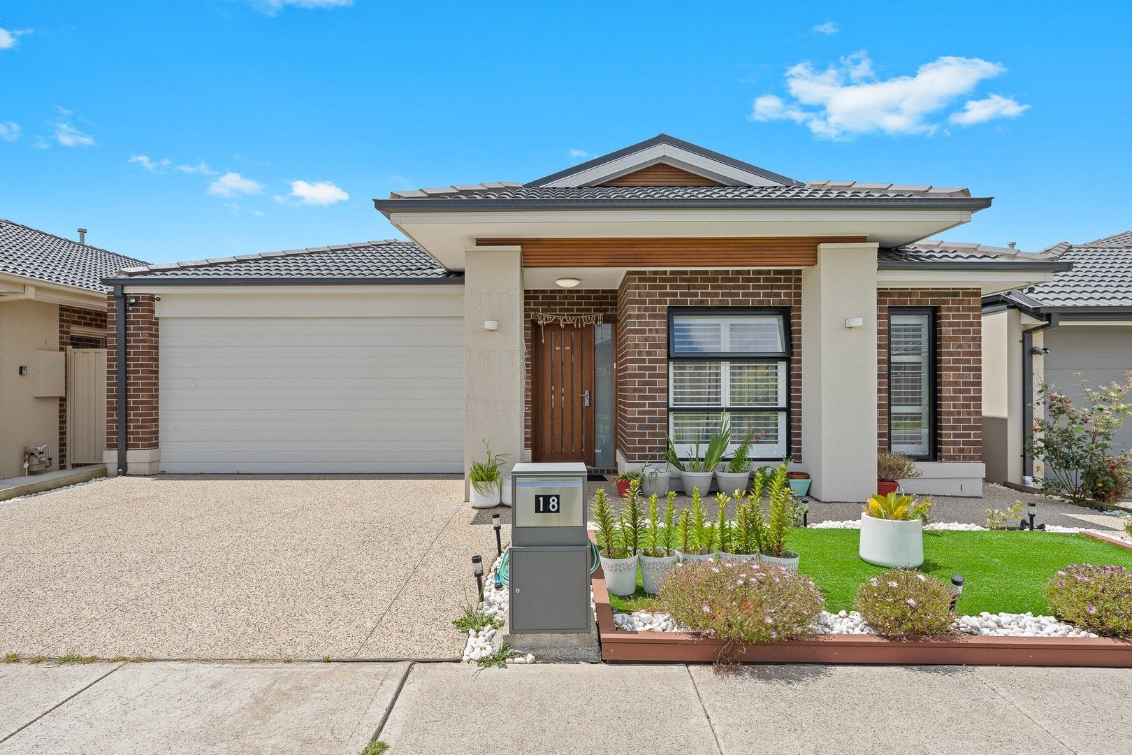 4 bedrooms House in 18 Nest Circuit CRANBOURNE EAST VIC, 3977