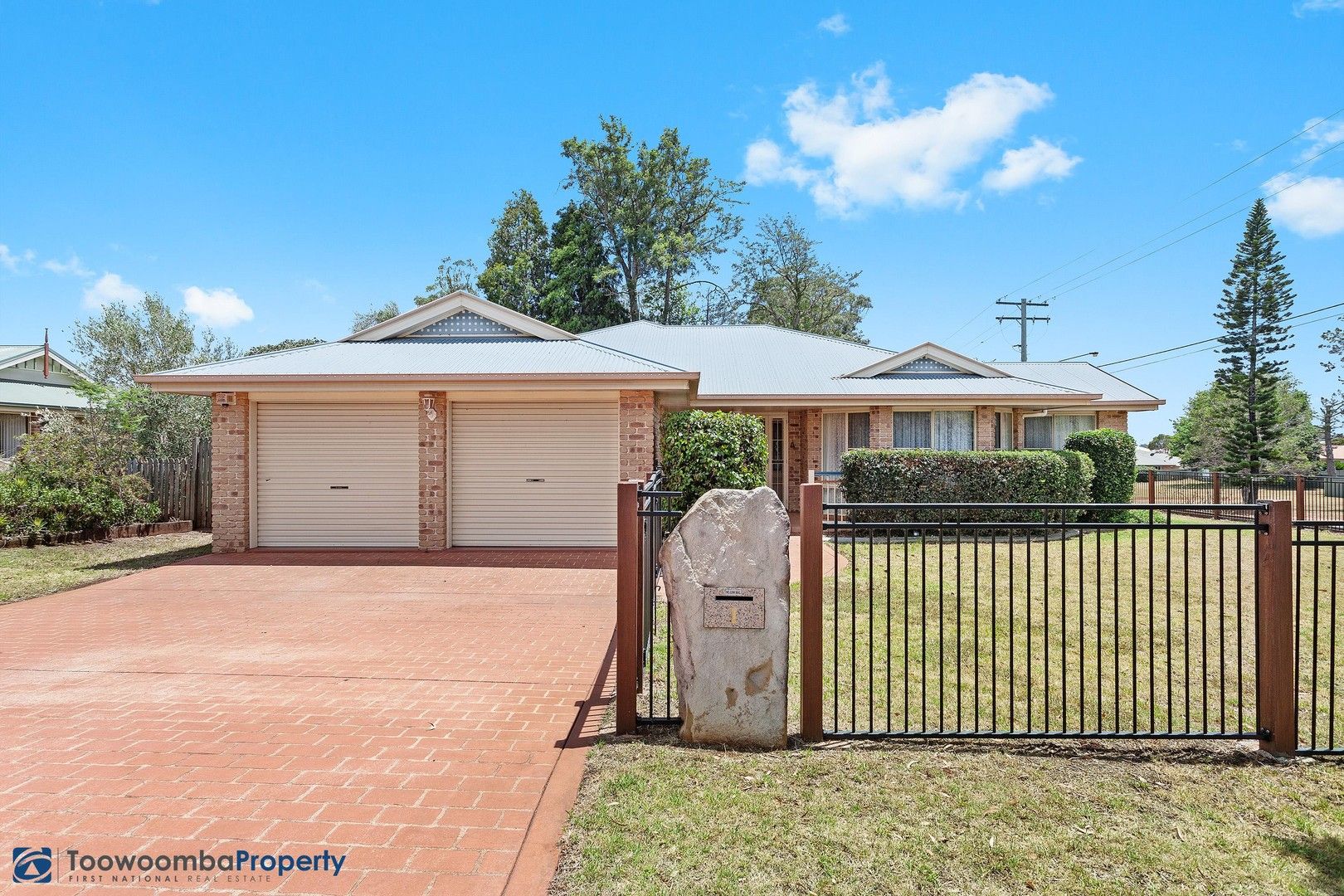 5 bedrooms House in 1 Emerald Court MIDDLE RIDGE QLD, 4350