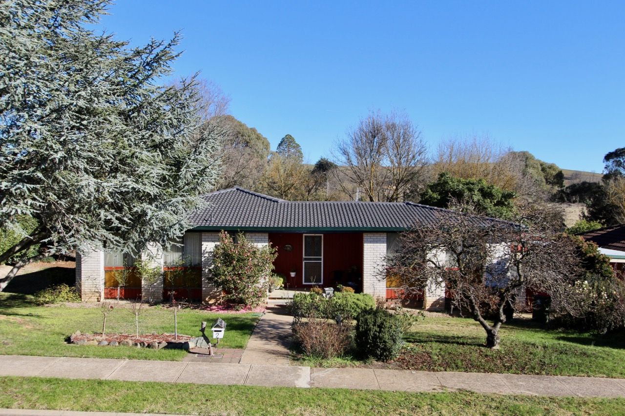 2 HANOVER CRESCENT, Blayney NSW 2799, Image 0