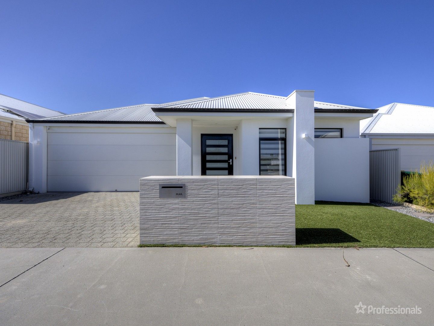 4 bedrooms House in 10 Scrubwren Circuit ALKIMOS WA, 6038