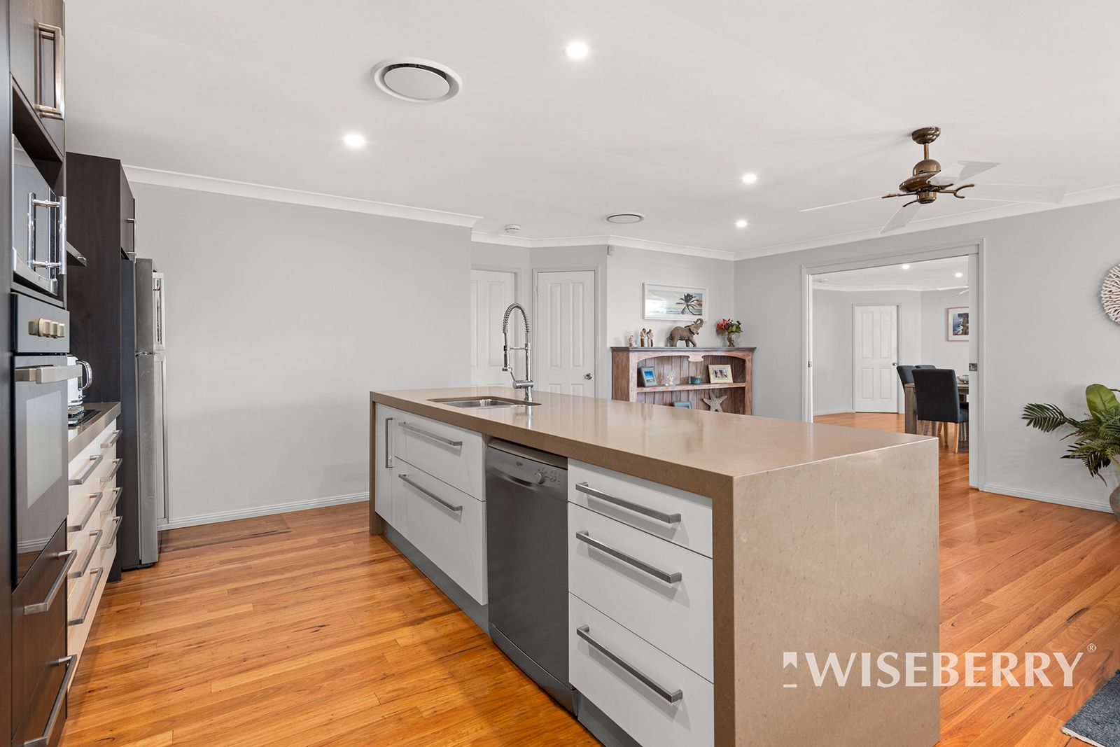 5 bedrooms House in 18 Clarence Street LAKE MUNMORAH NSW, 2259