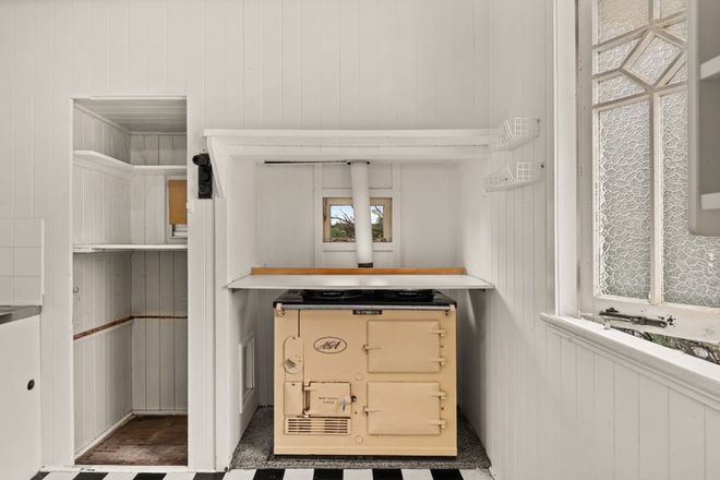 16 Upper Clifton Terrace Red Hill 4059 - Image 5