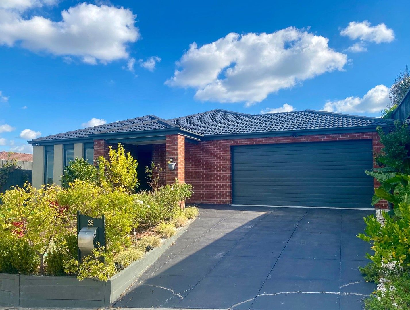 4 bedrooms House in 35 Summerhill Drive PAKENHAM VIC, 3810