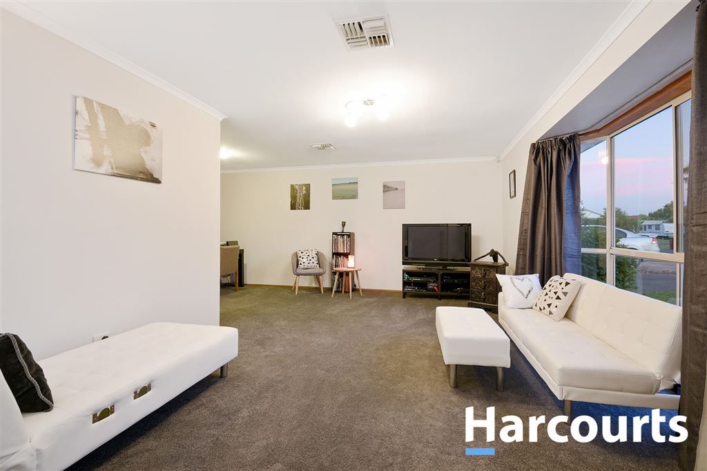 3 Lobelia Court, Cranbourne North VIC 3977, Image 2