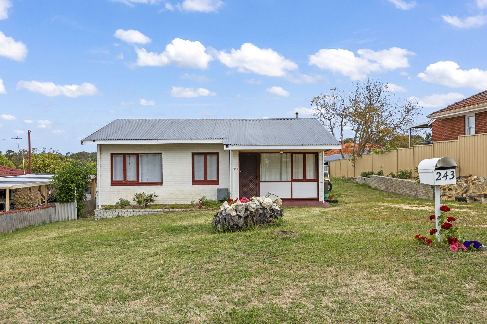 3 bedrooms House in 243 Winterfold Rd COOLBELLUP WA, 6163