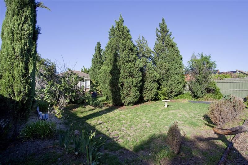 2 ROLAND AVE, Strathmore VIC 3041, Image 2