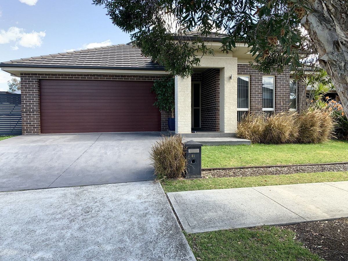4 bedrooms House in 21 Crick Place ORAN PARK NSW, 2570