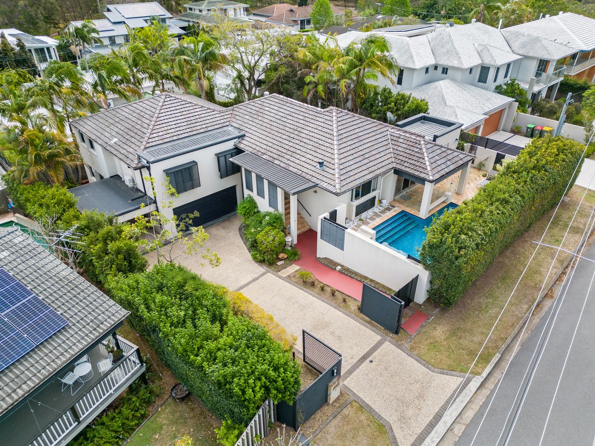 5 bedrooms House in 8 Cadiz Street INDOOROOPILLY QLD, 4068