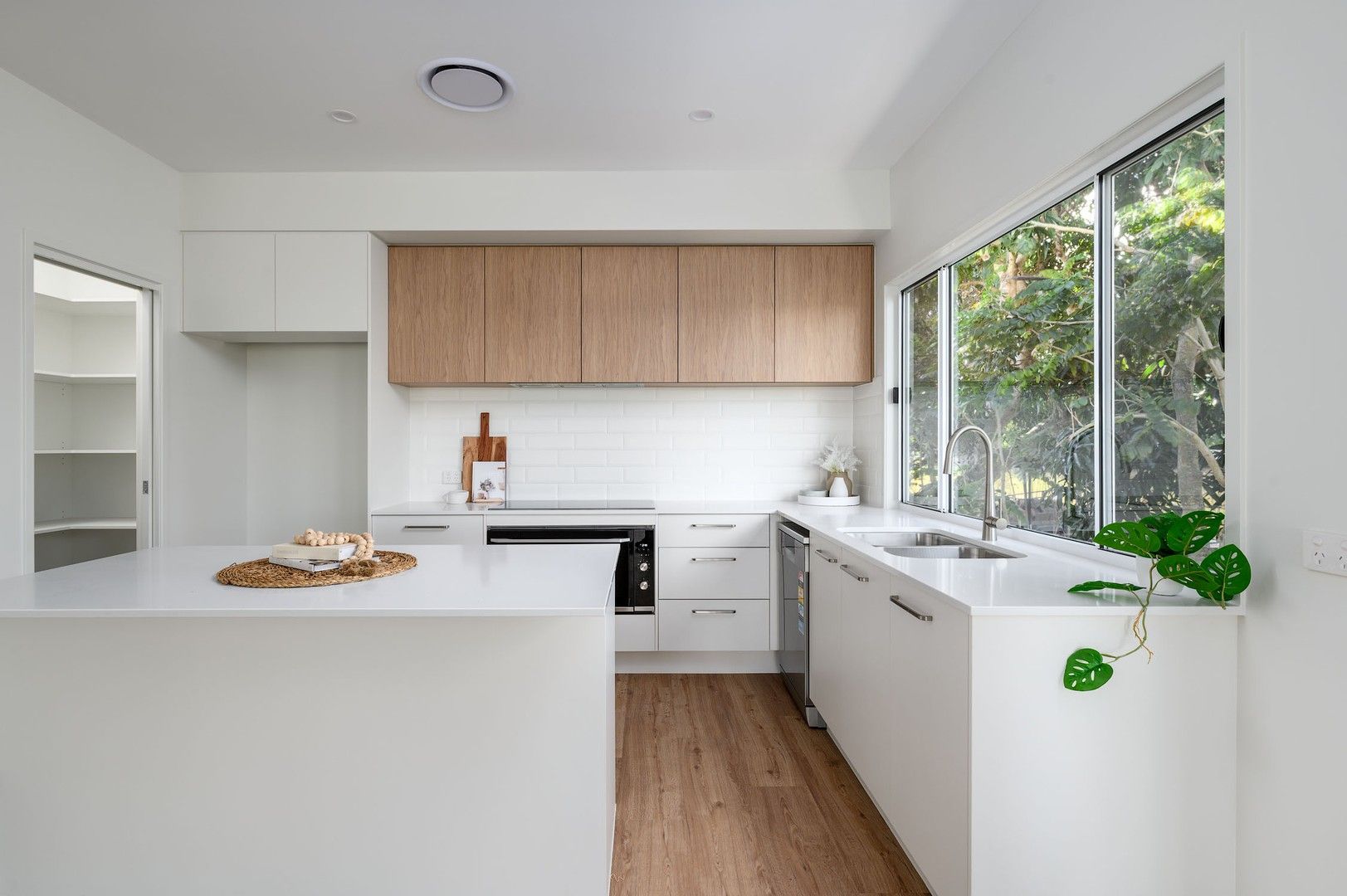 4 bedrooms House in 44 Esplanade TIN CAN BAY QLD, 4580