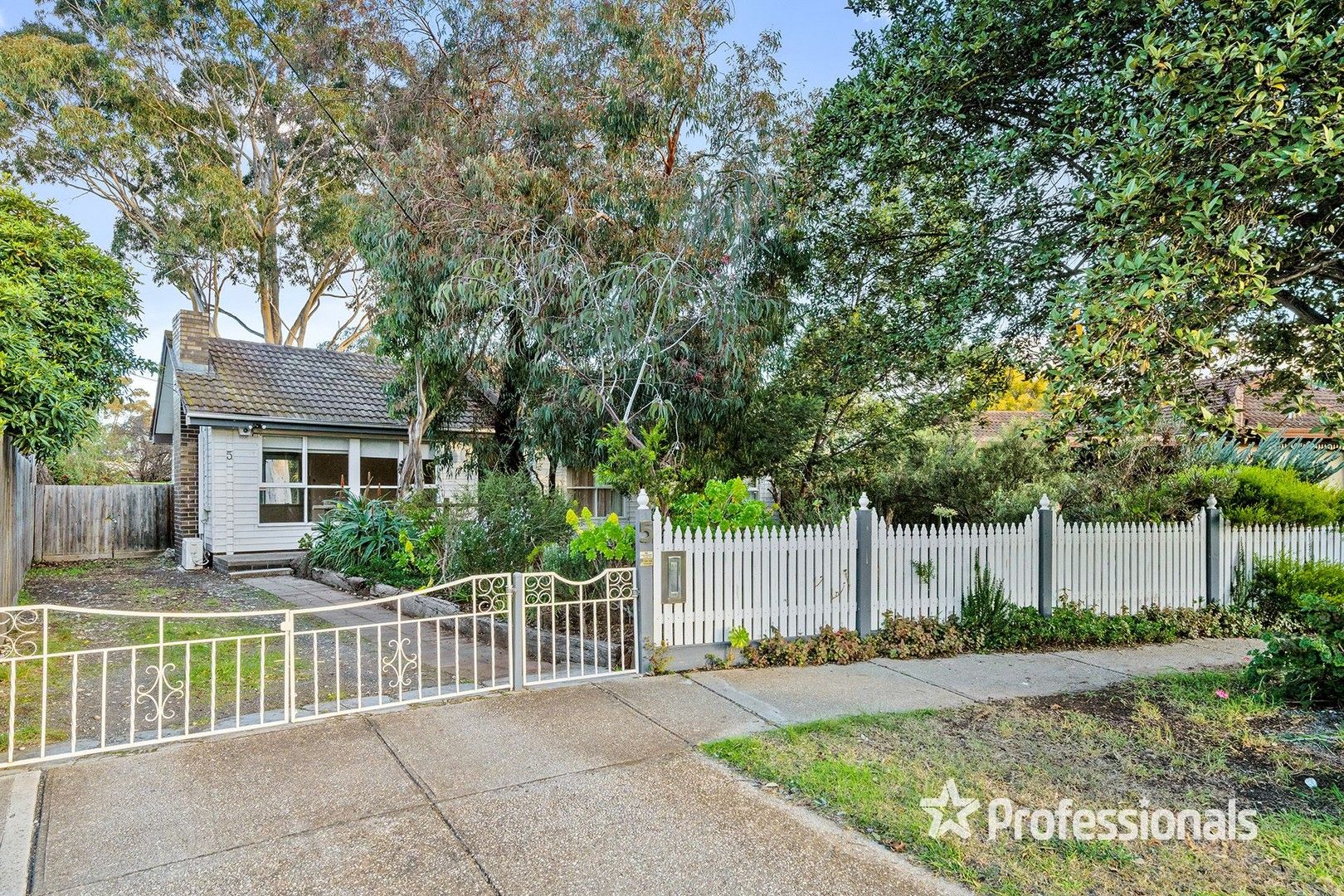 3 bedrooms House in 5 Kurrajong Crescent MELTON SOUTH VIC, 3338