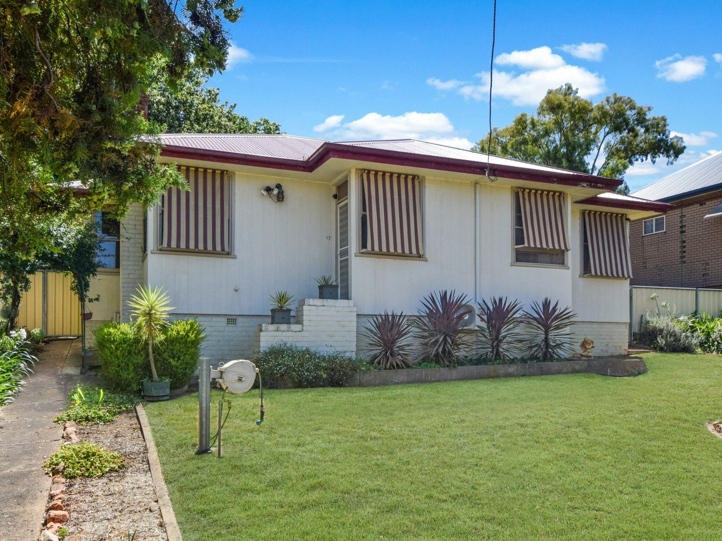 17 Whiteman Avenue, Young NSW 2594