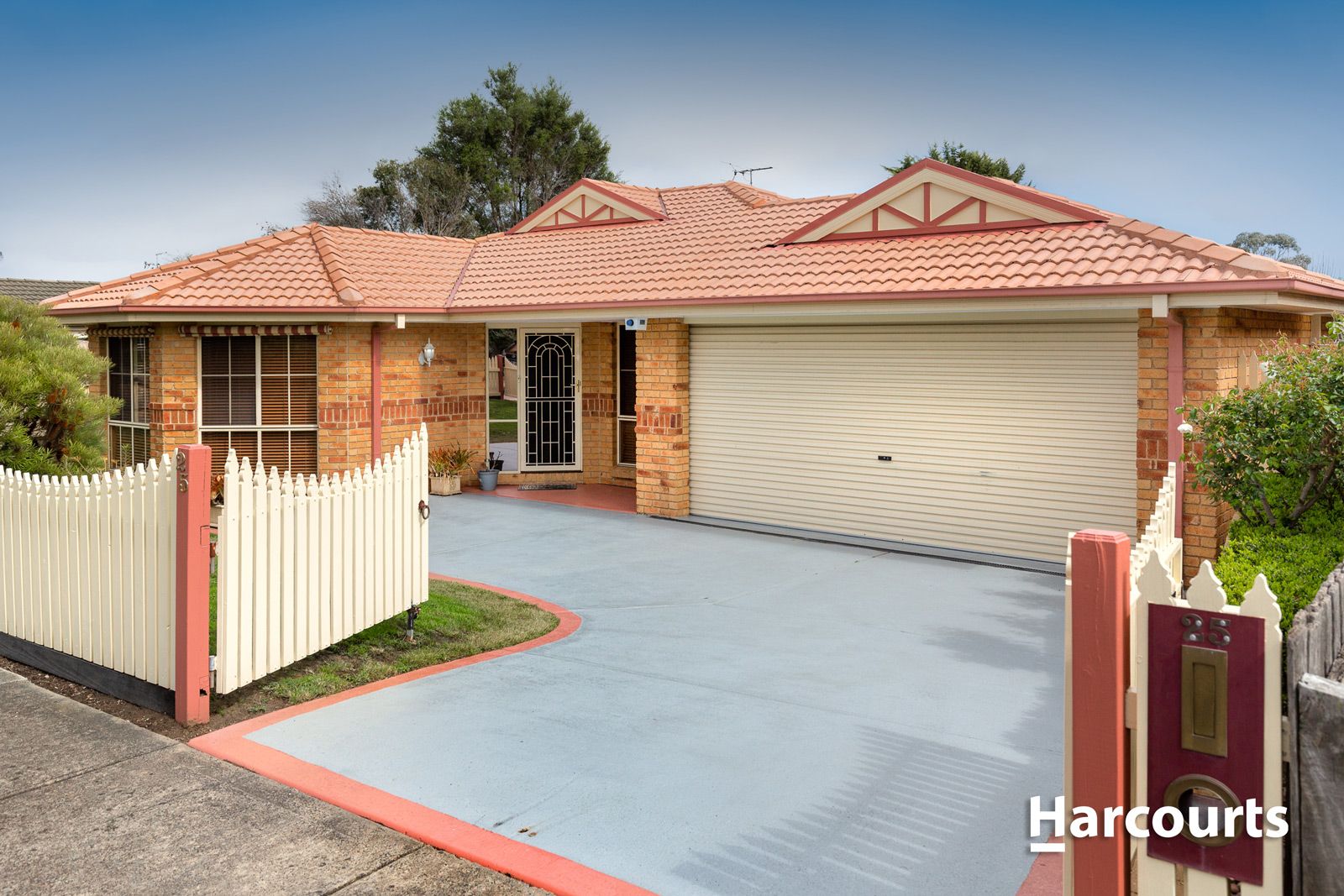4 bedrooms House in 25 Allunga Parade BERWICK VIC, 3806