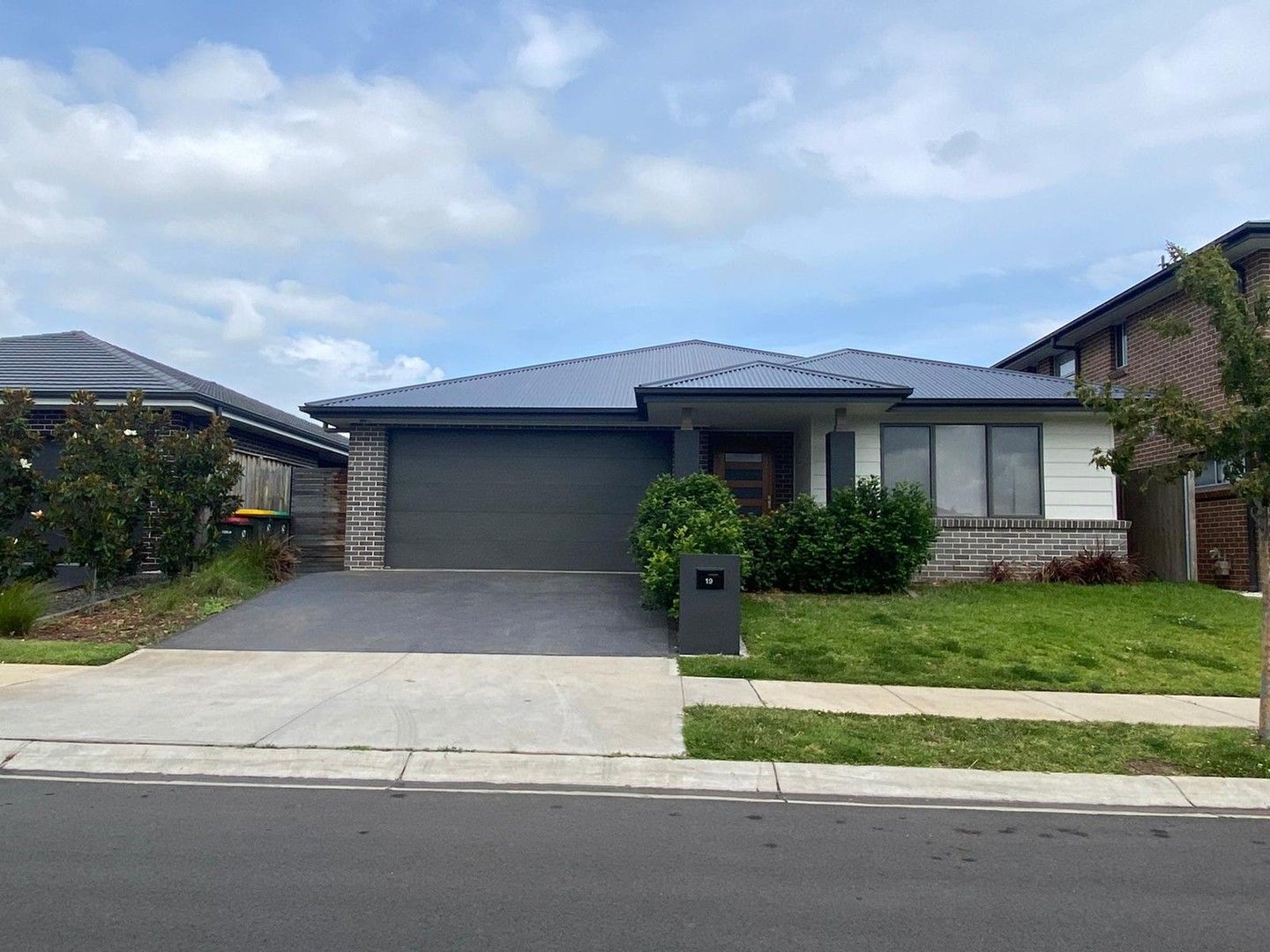 4 bedrooms House in 19 Bowen Circuit GLEDSWOOD HILLS NSW, 2557