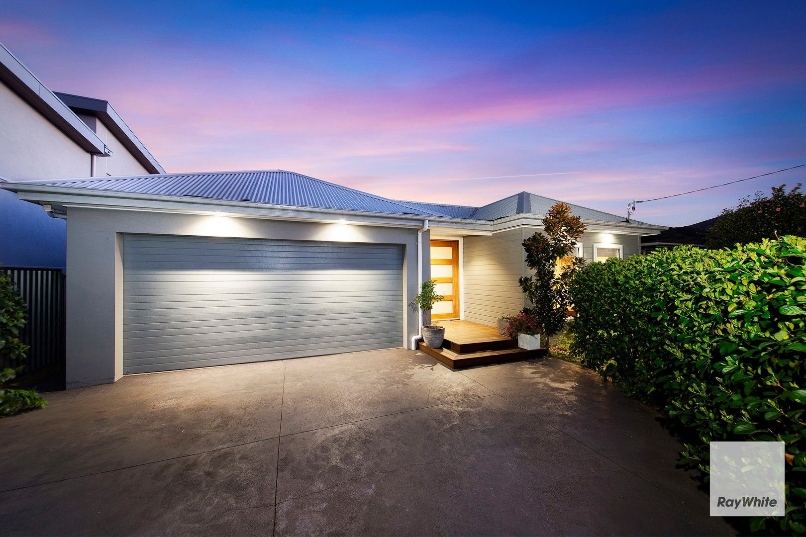 4 bedrooms House in 290 Burraneer Bay Road CARINGBAH SOUTH NSW, 2229