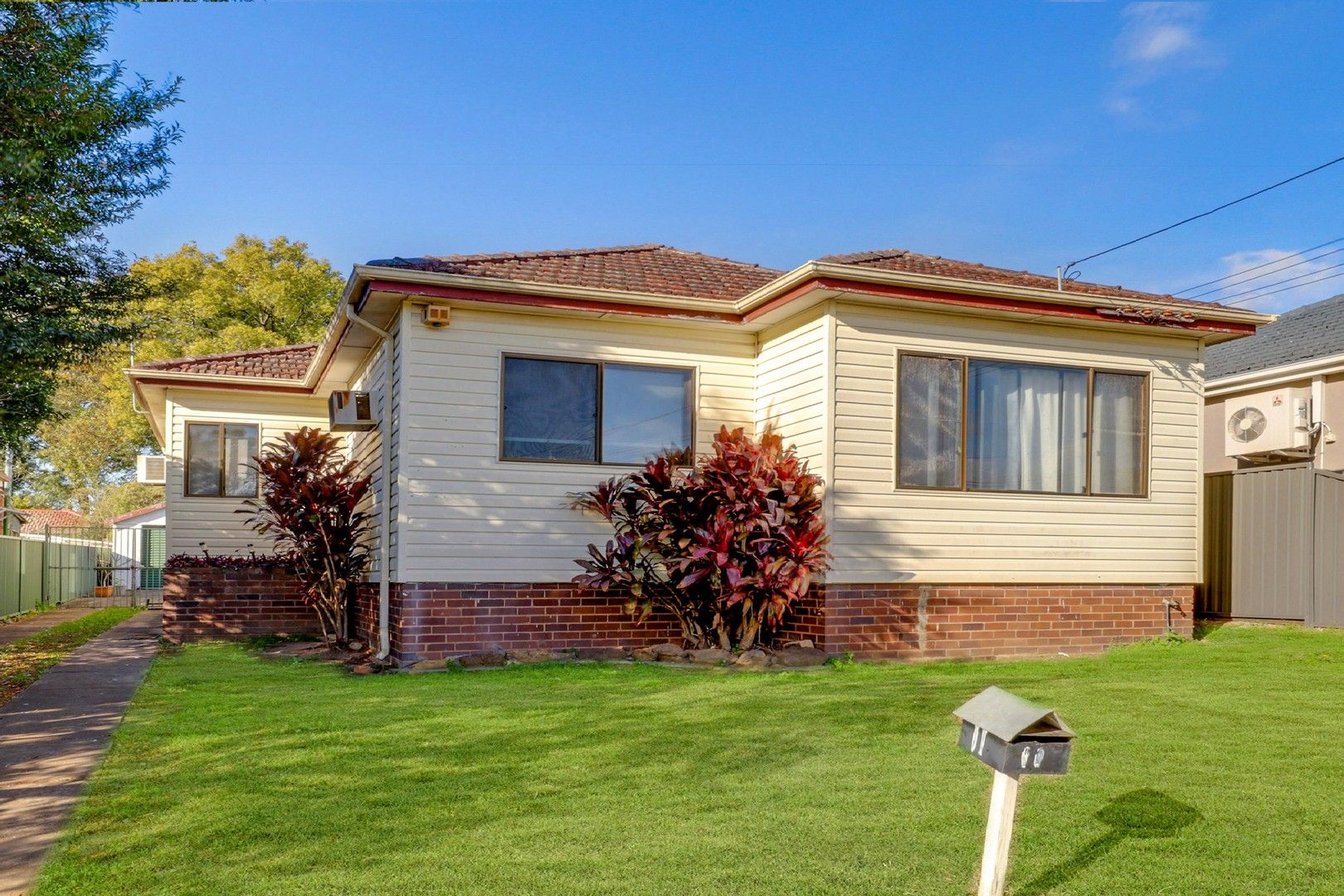 5 bedrooms House in 11 Bonds Rd RIVERWOOD NSW, 2210