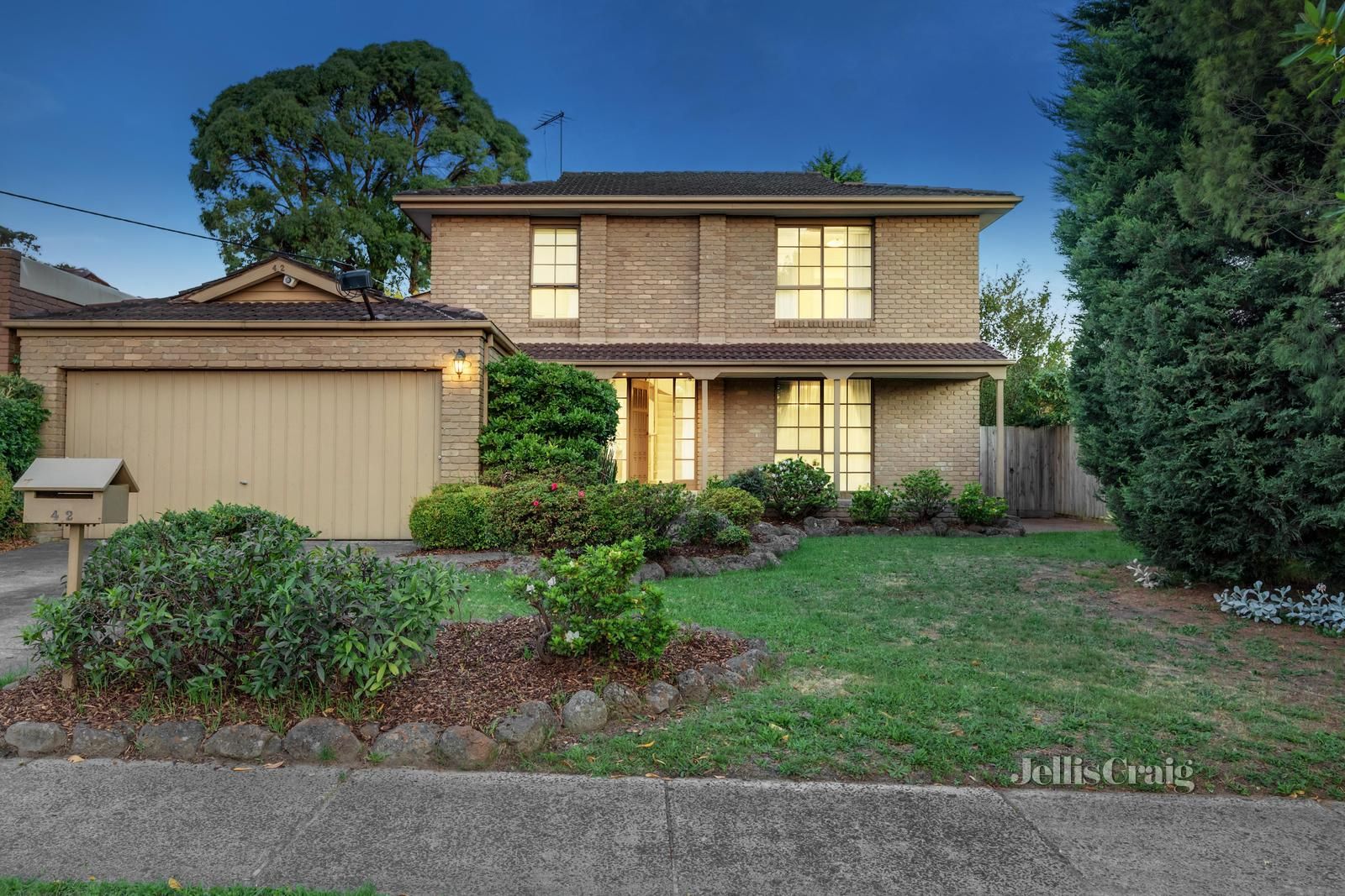 5 bedrooms House in 42 Watsons Road GLEN WAVERLEY VIC, 3150