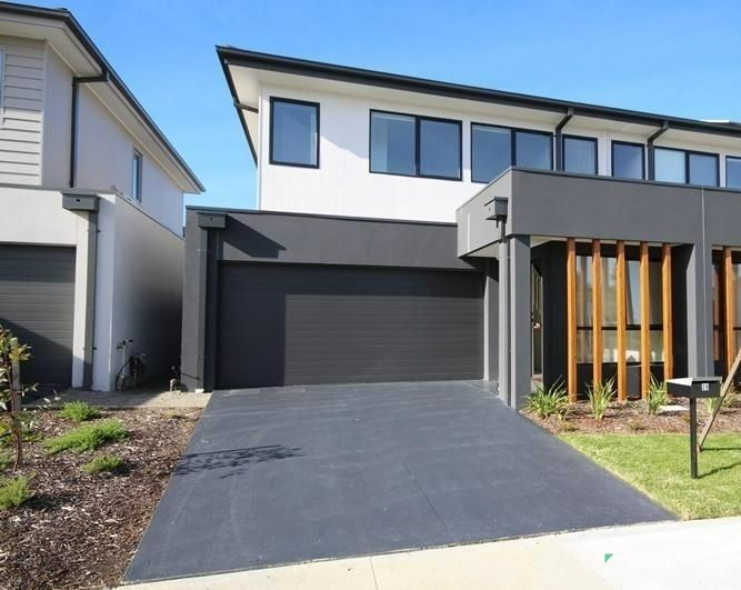 3 bedrooms Townhouse in 28 Llano Circuit BERWICK VIC, 3806