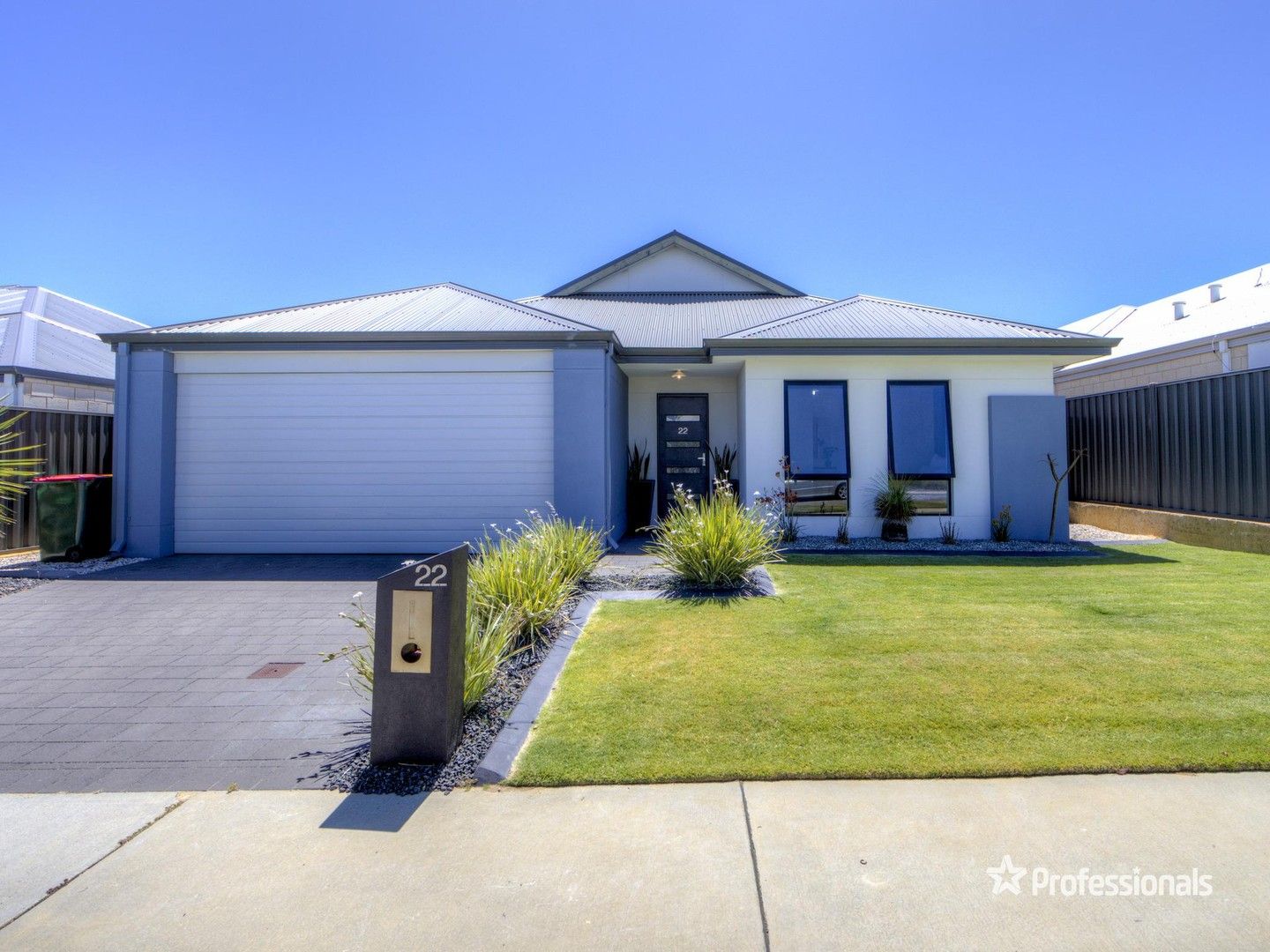 4 bedrooms House in 22 Missingham Avenue ALKIMOS WA, 6038