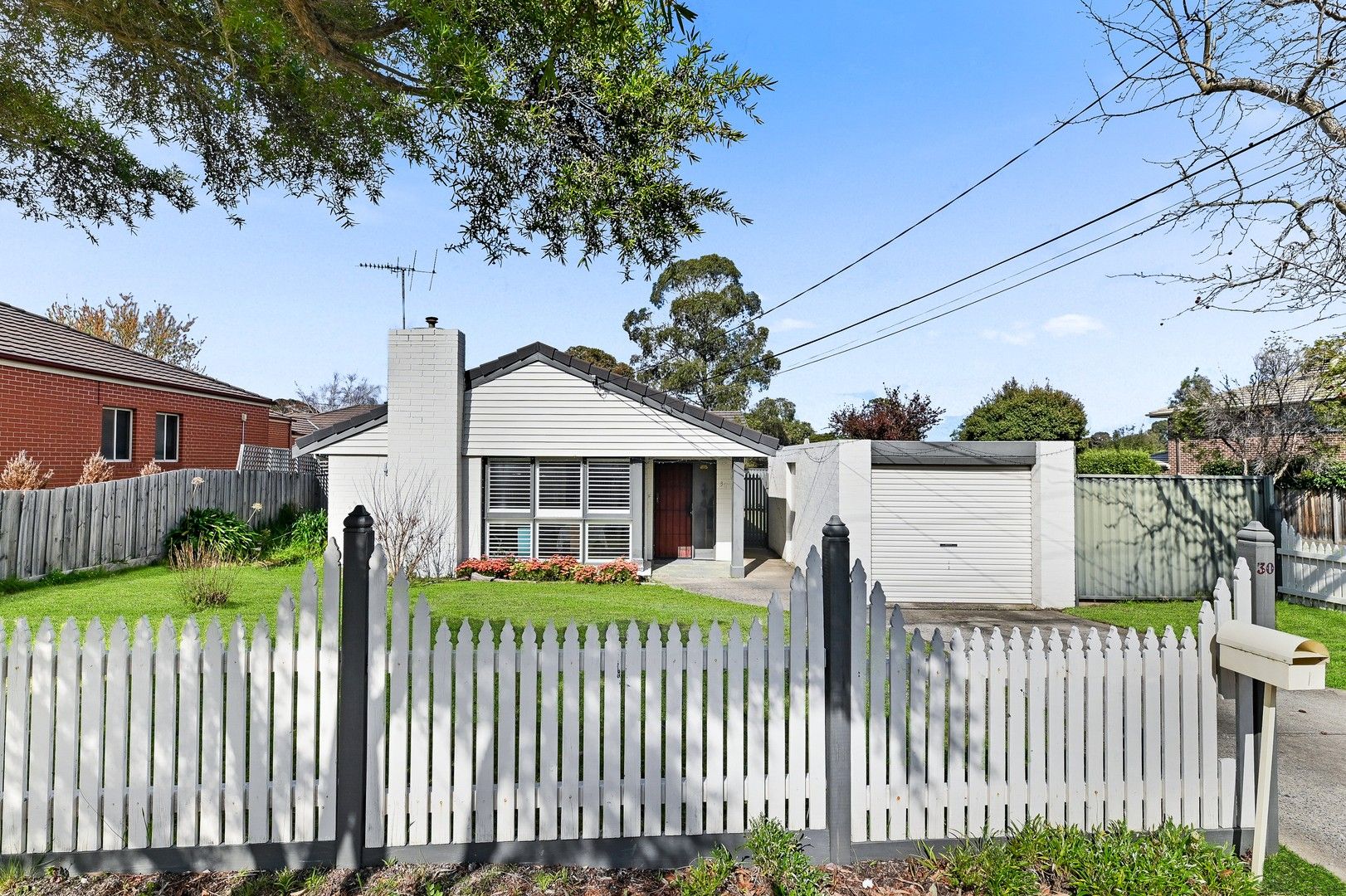 3 bedrooms House in 30 Bizley Street MOUNT WAVERLEY VIC, 3149