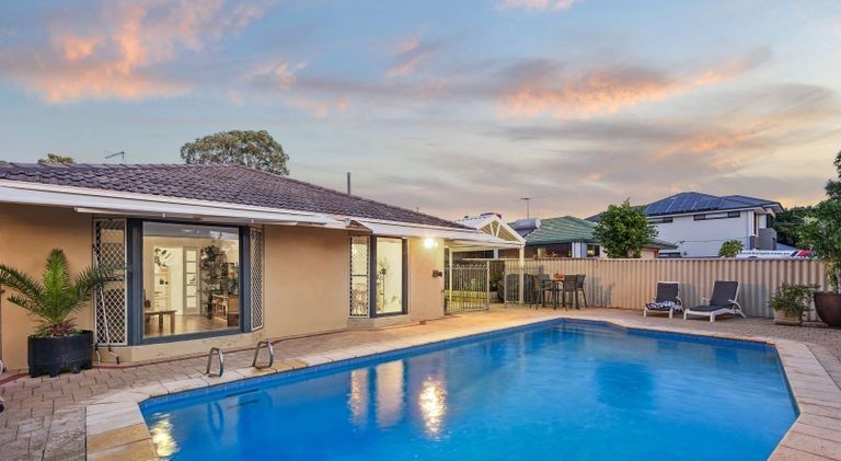 4 bedrooms House in 5 Glennon Way ROSSMOYNE WA, 6148