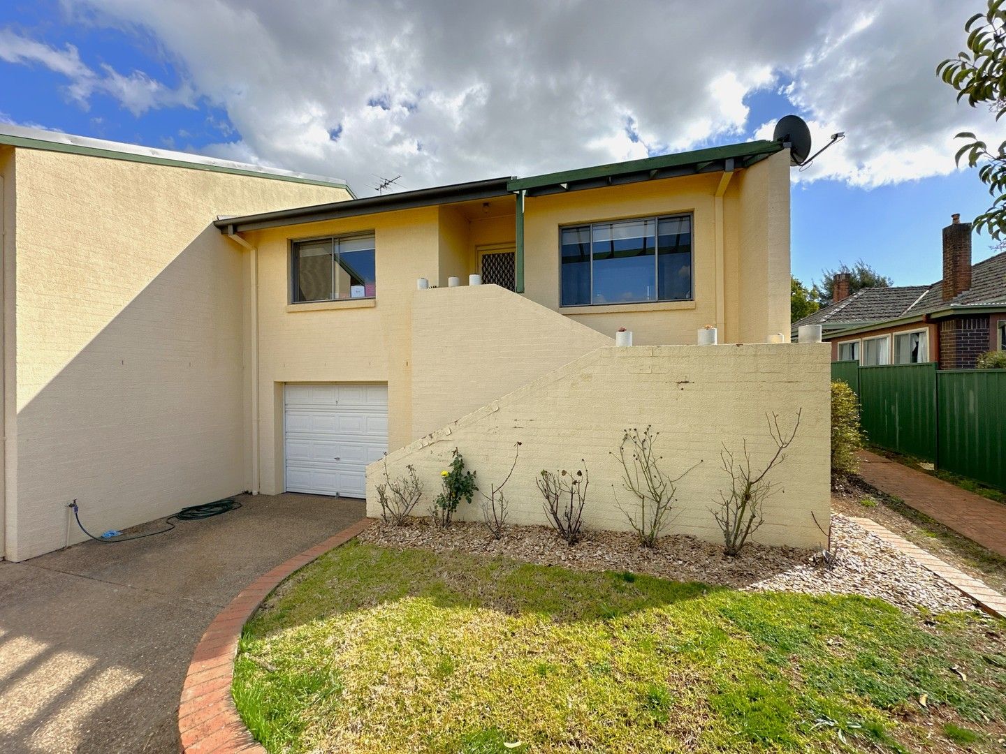 2 bedrooms Apartment / Unit / Flat in 1/77 Thornhill Street YOUNG NSW, 2594