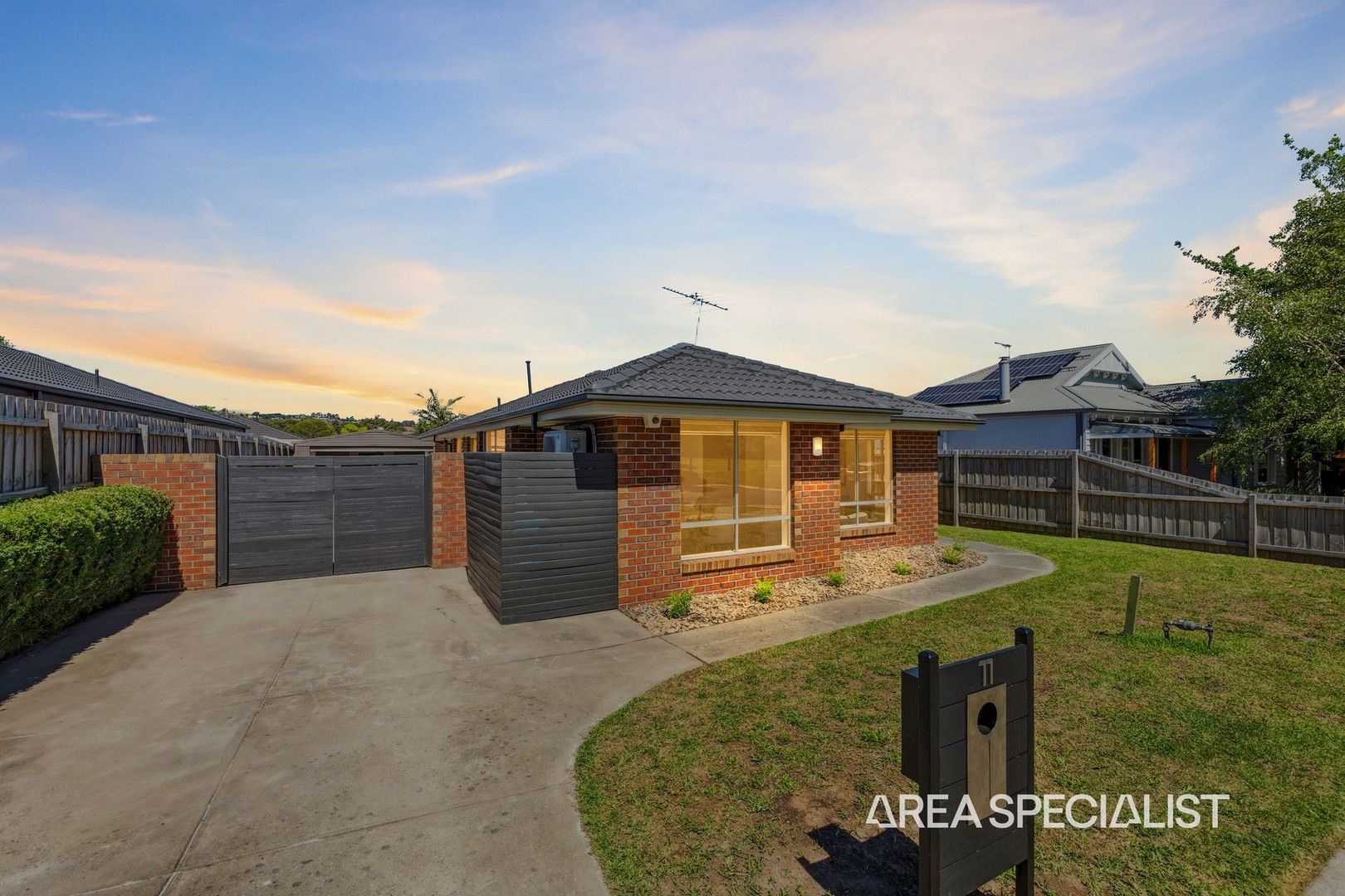 3 bedrooms House in 11 Dylan Court BERWICK VIC, 3806
