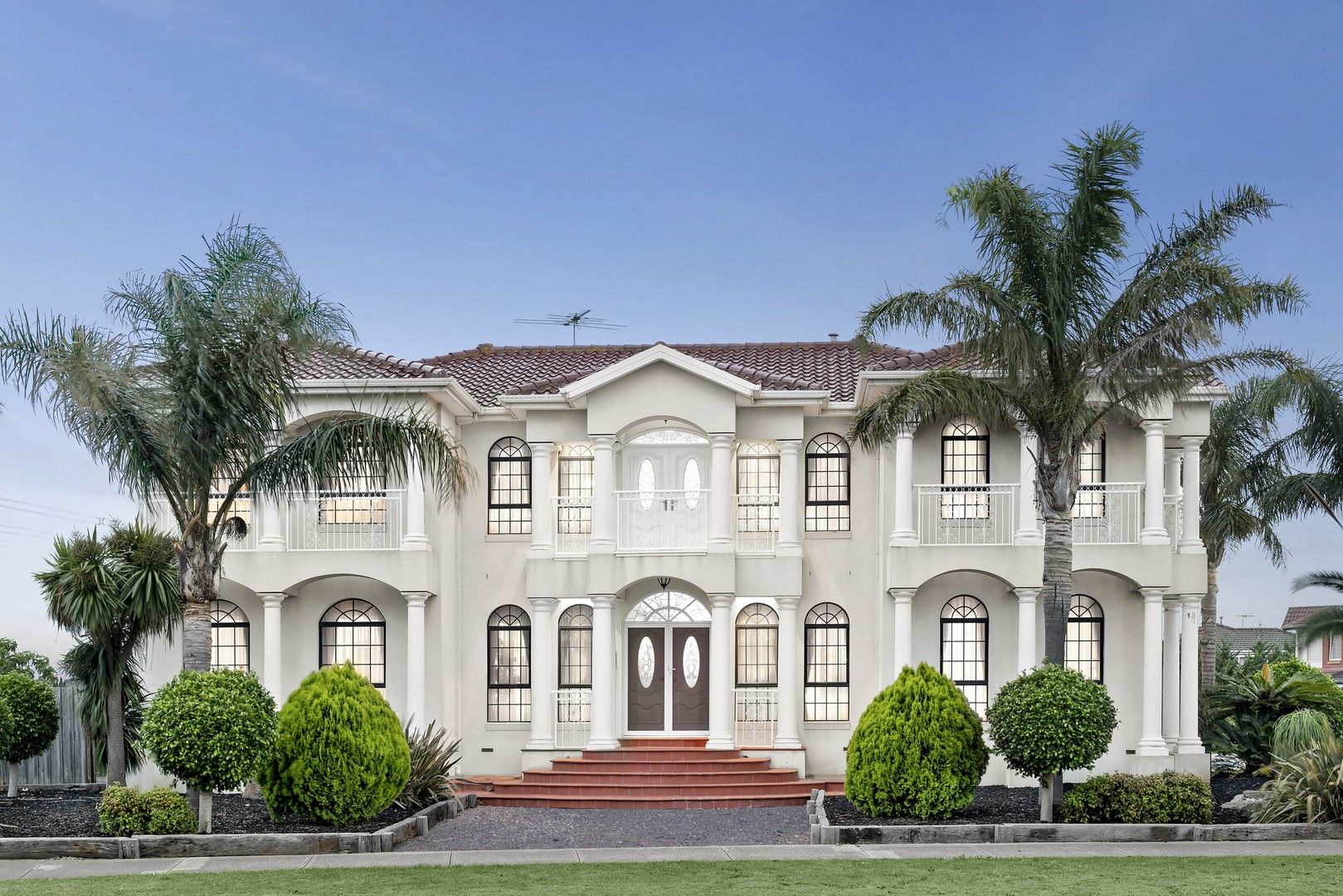 4 bedrooms House in 21 Sandpiper Drive TAYLORS LAKES VIC, 3038