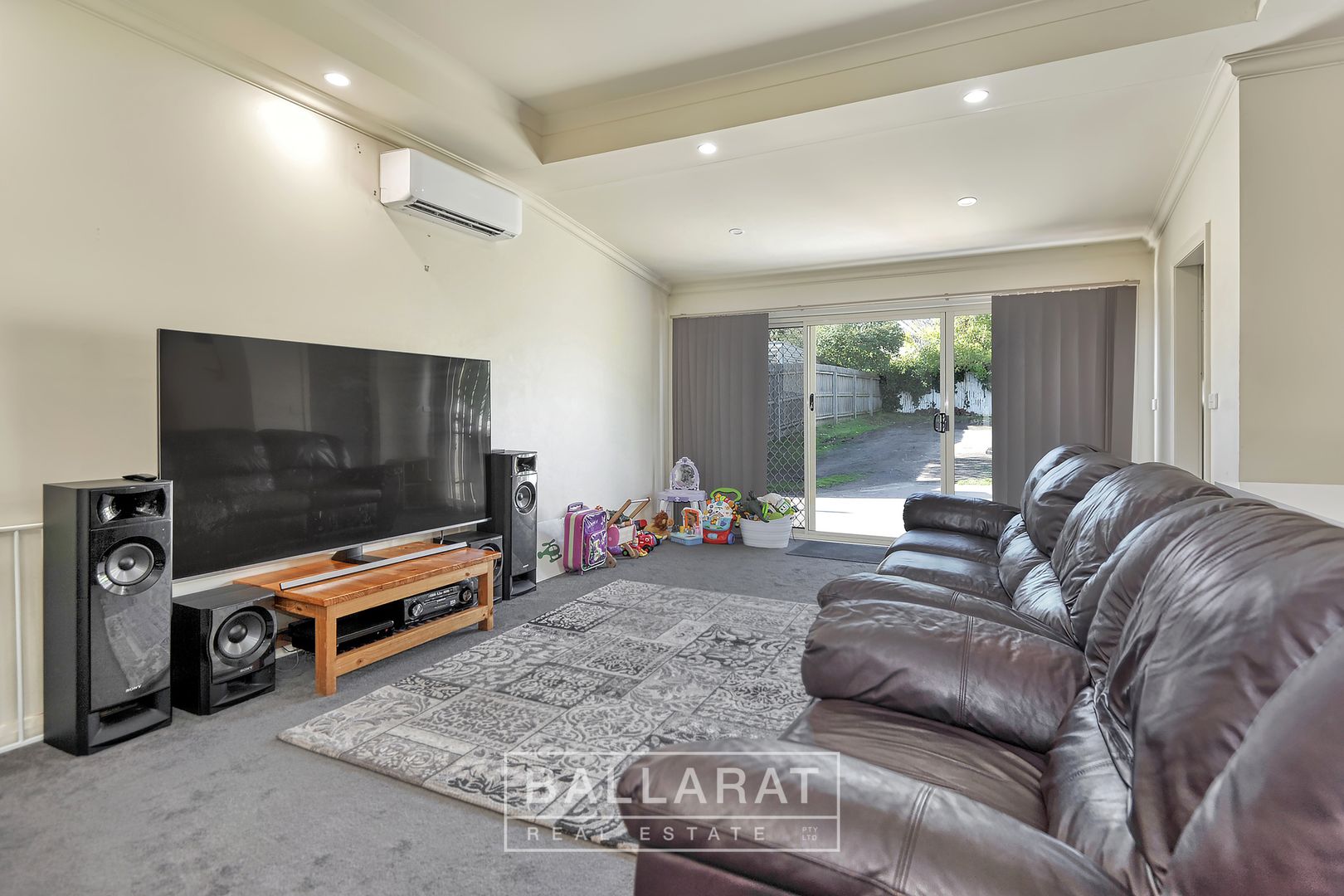 208 Doveton Crescent, Soldiers Hill VIC 3350, Image 2