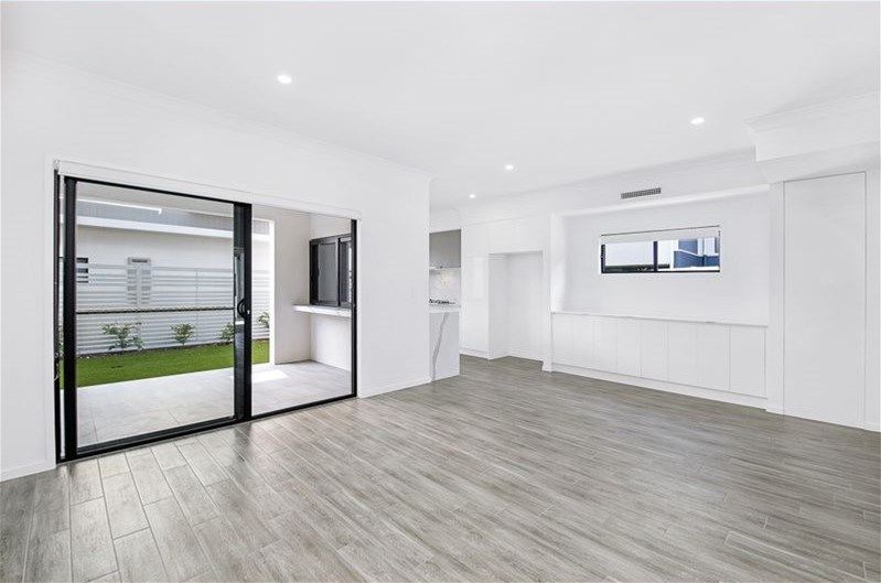 4 bedrooms Townhouse in 8/33 Sickle Ave HOPE ISLAND QLD, 4212