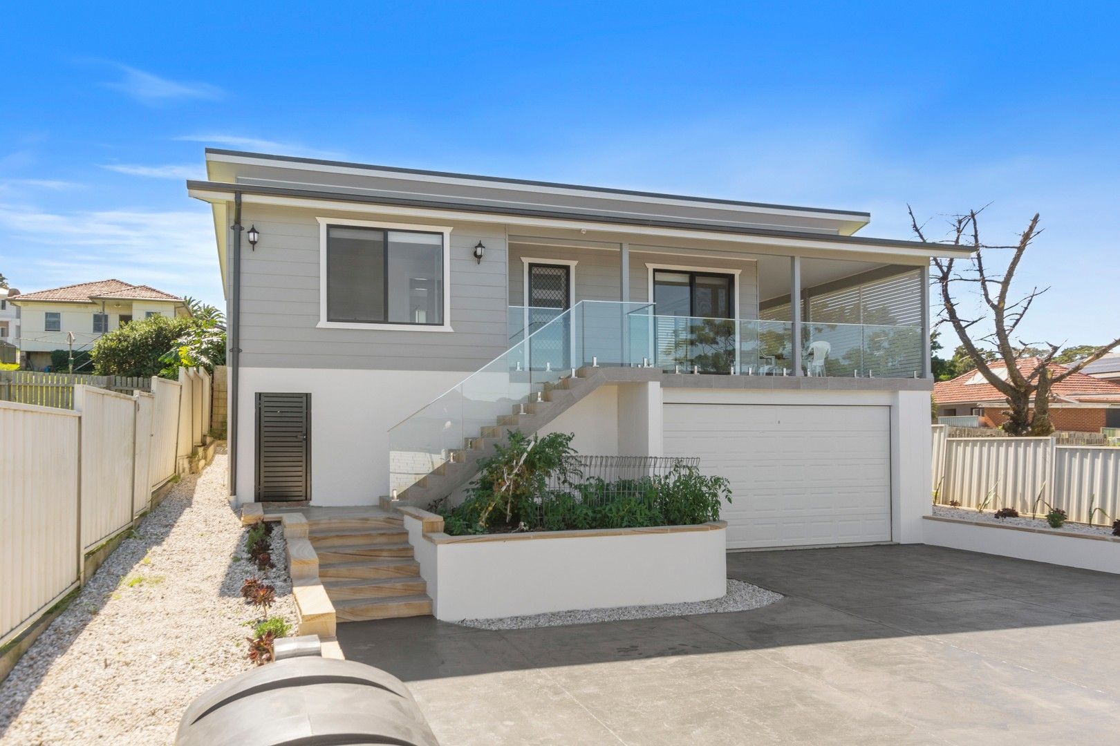 6 bedrooms House in 328 Northcliffe Drive LAKE HEIGHTS NSW, 2502