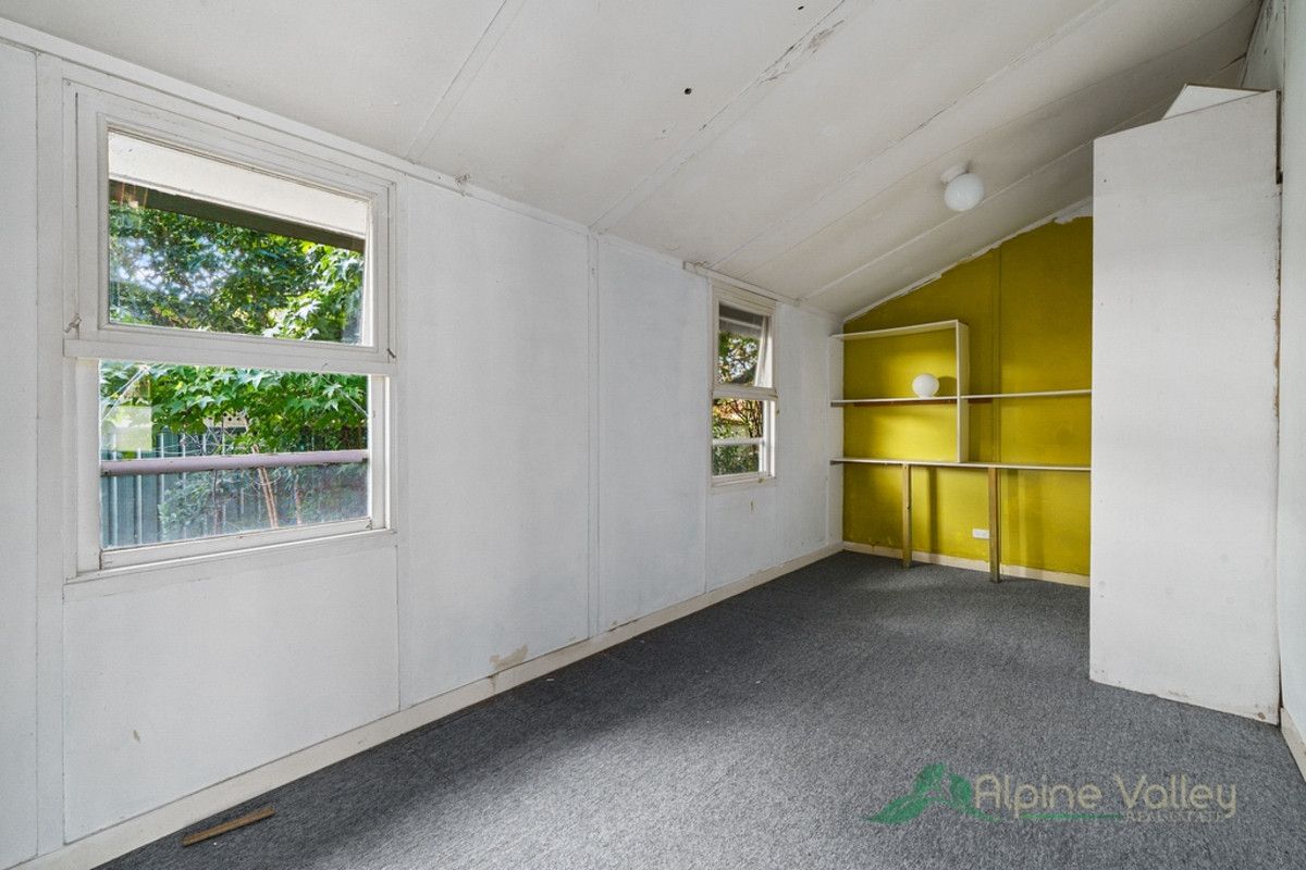 17 Freeburgh Avenue, Mount Beauty VIC 3699, Image 2