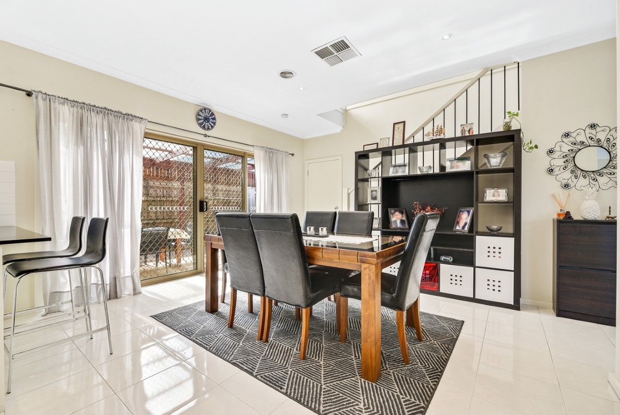 1/12-14 Kingsfield Crescent, Lynbrook VIC 3975, Image 2