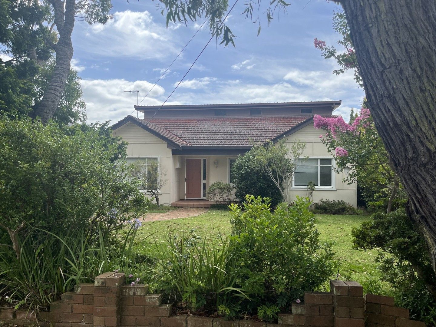 6 bedrooms House in 8 Percival Rd CARINGBAH SOUTH NSW, 2229